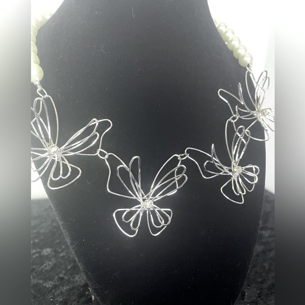 Faux Pearl & Silver Butterflies w/Rhinestone Necklace 16”-19” Extension NWOT - Picture 2 of 7